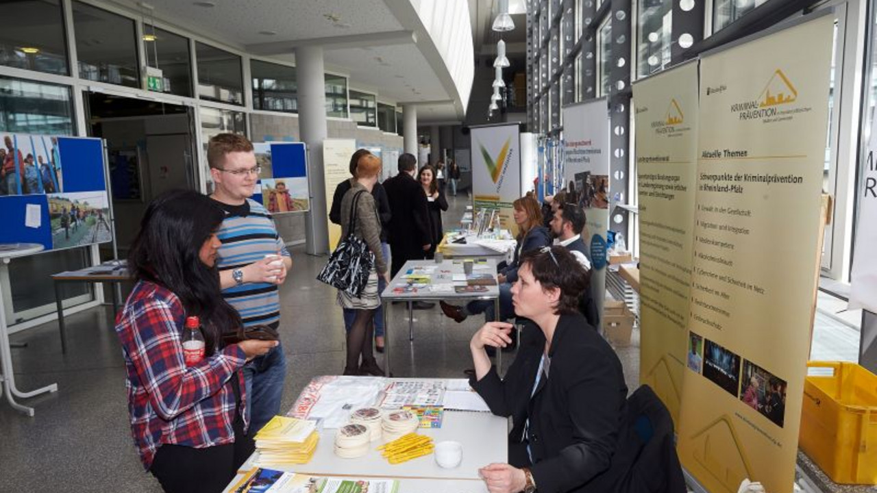 Parallel konnten BesucherInnen die kleine Informationsmesse besuchen 