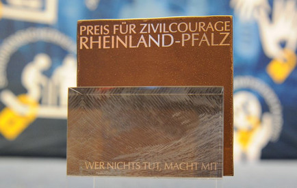 Skulptur Preis für Zivilcourage Rheinland-Pfalz: Wer nichts tut, macht mit