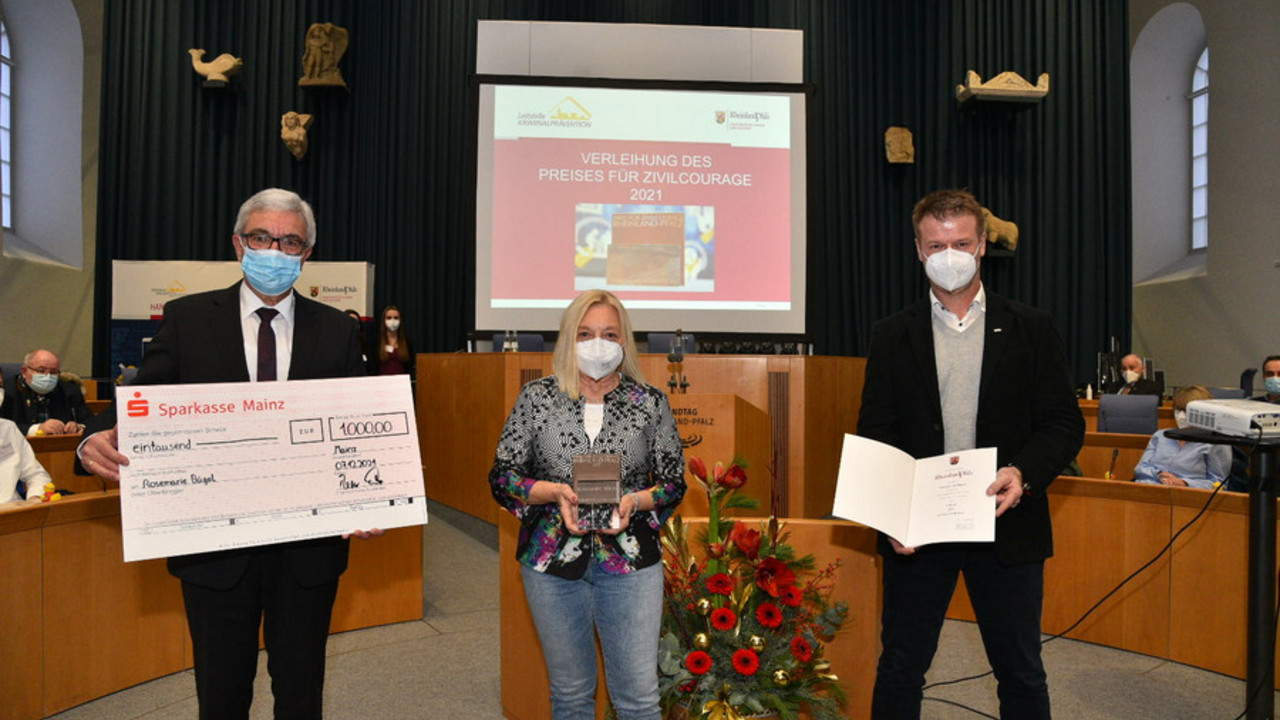 Minister Lewentz mit Preisträgerin Rosemarie Bügel und Olaf Holzbach von RPR1