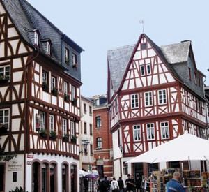 der Kirschgartenplatz in Mainz mit Fachwerkhäusern